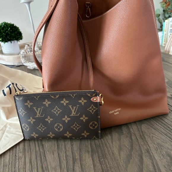 Louis Vuitton Brown Leather Shoulder Bag with Structured Design - Picture 4 of 5